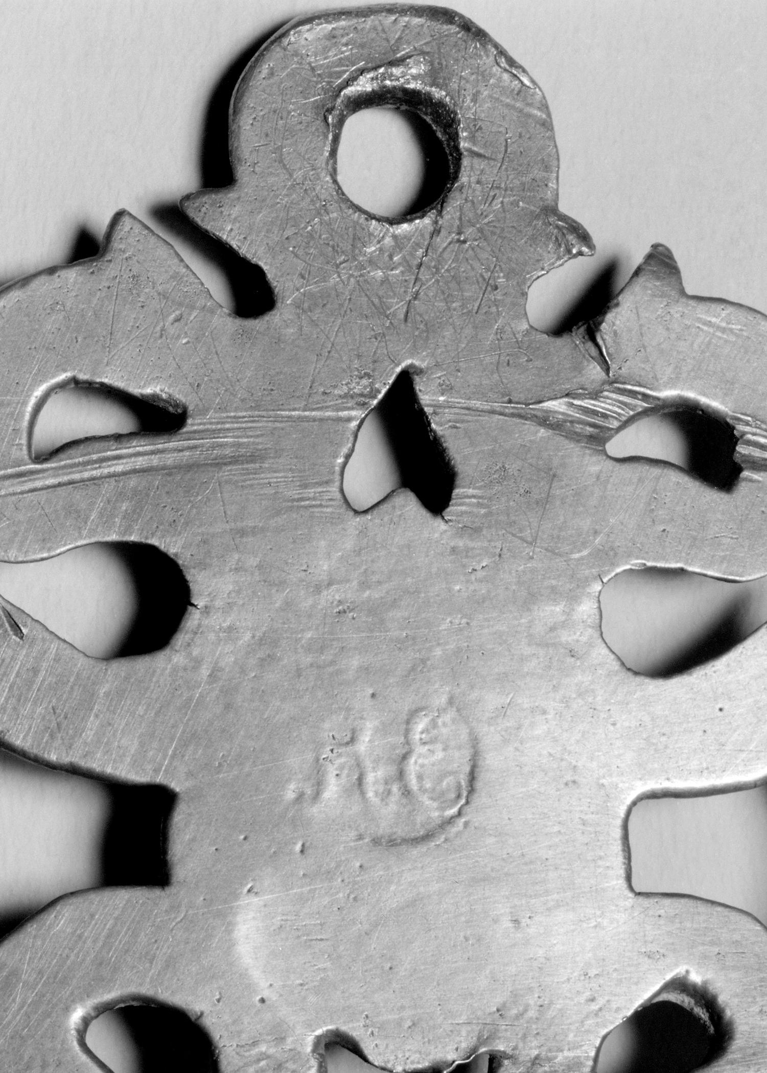 1965.2498 Pewter porringer (mark)