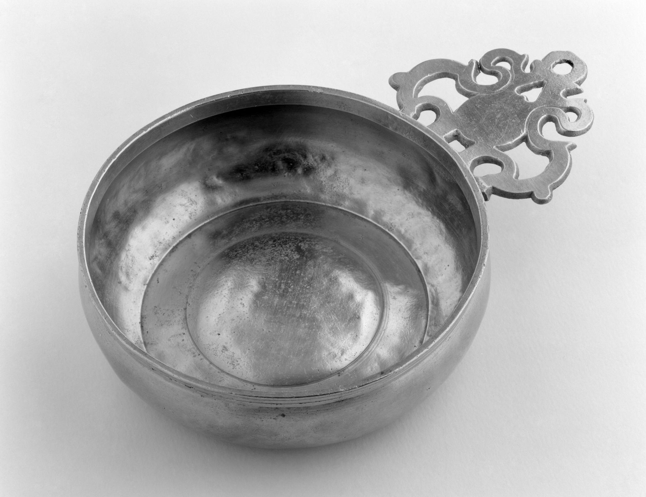1965.2499 Pewter porringer
