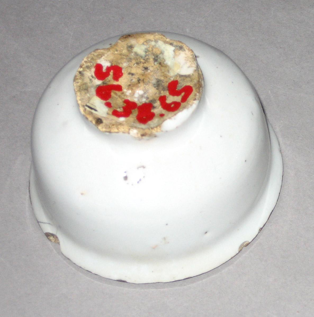 1956.0038.065 Delft apothecary or ointment pot (bottom)