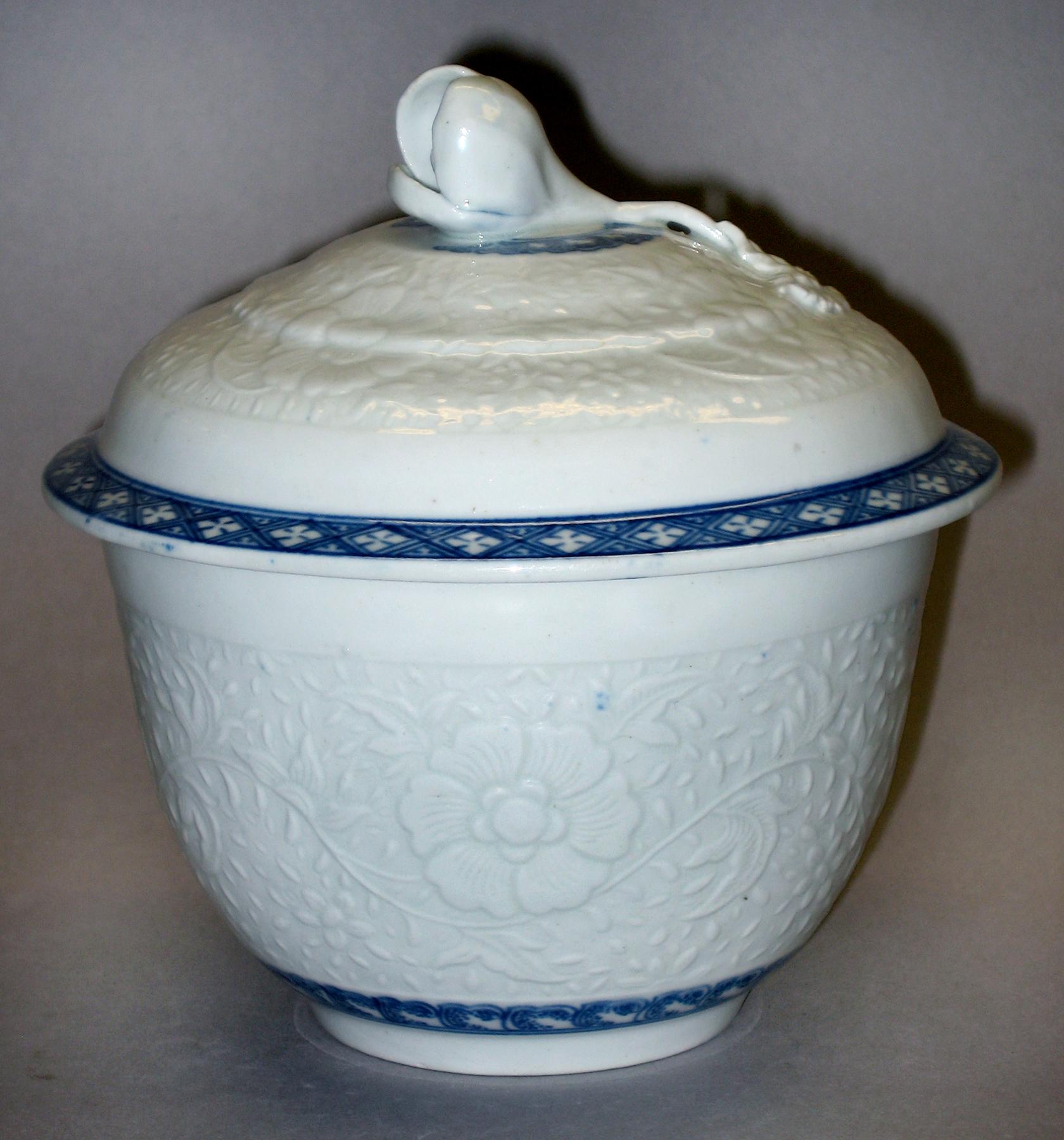 2006.0007.003 A, B Porcelain sugar bowl