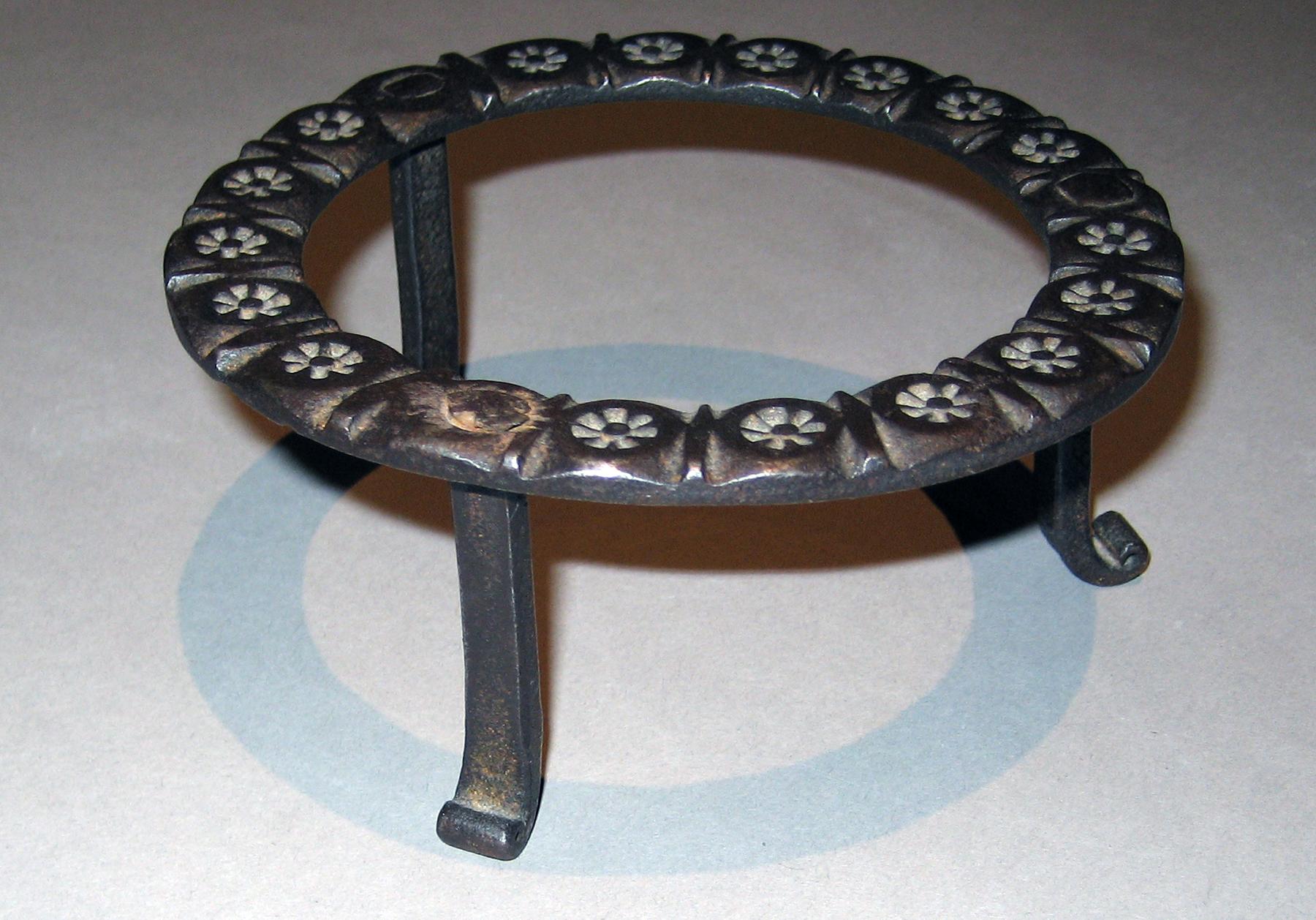 1965.2704 Trivet