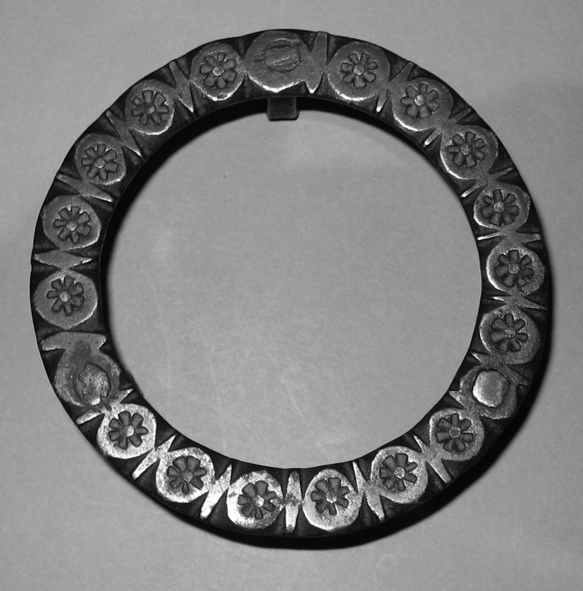 1965.2704 Trivet (detail 1)