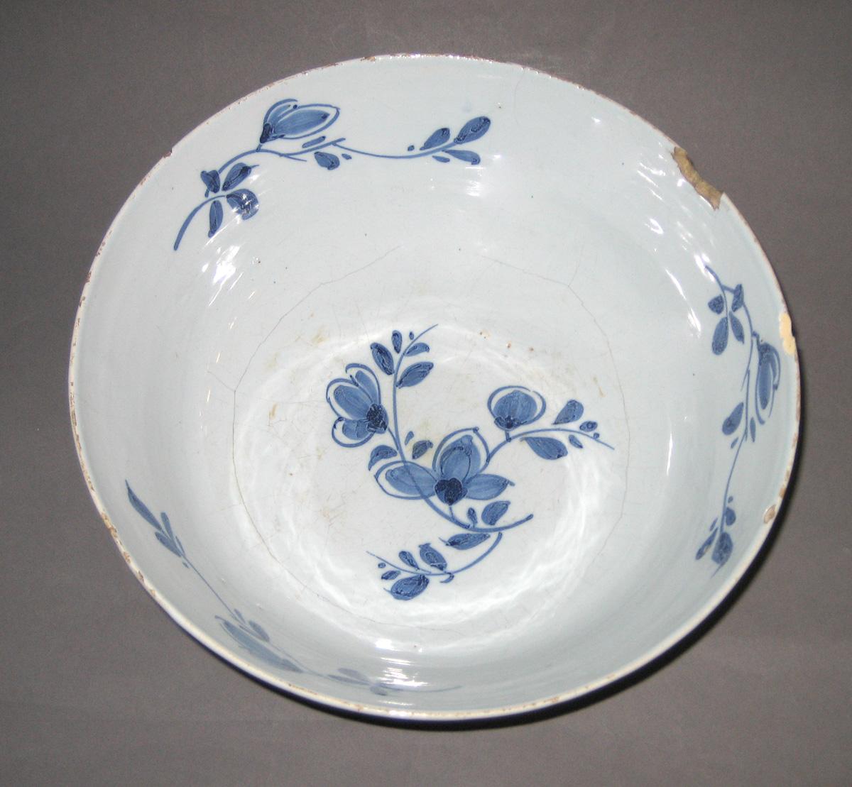 1956.0038.076 Delftware punch bowl top