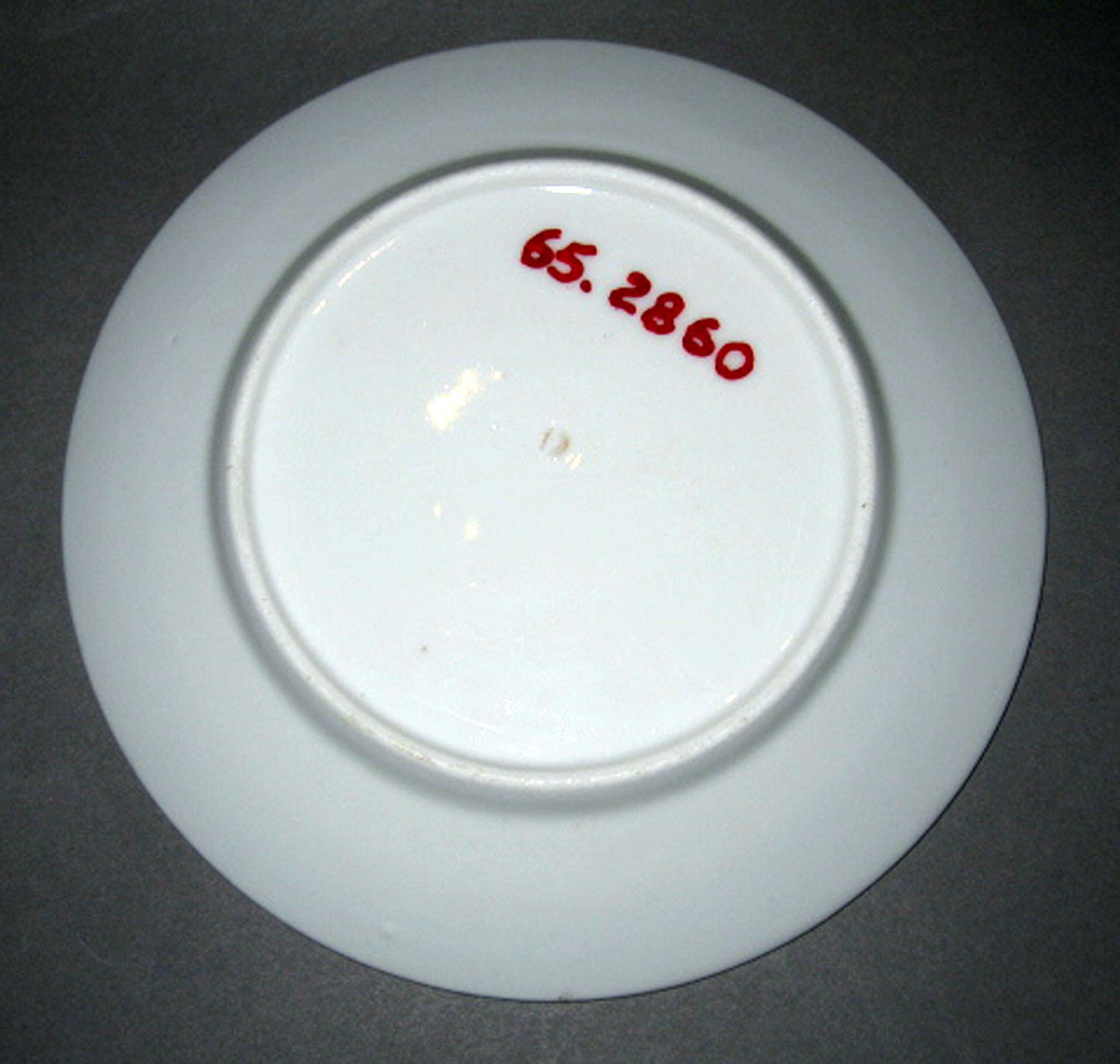 1965.2860 Porcelain plate (underside)