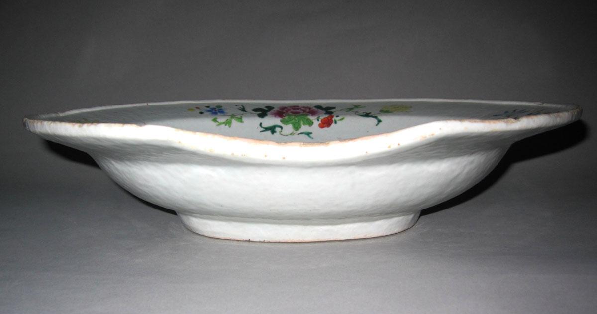 1956.0038.096 Porcelain apothecary bowl side