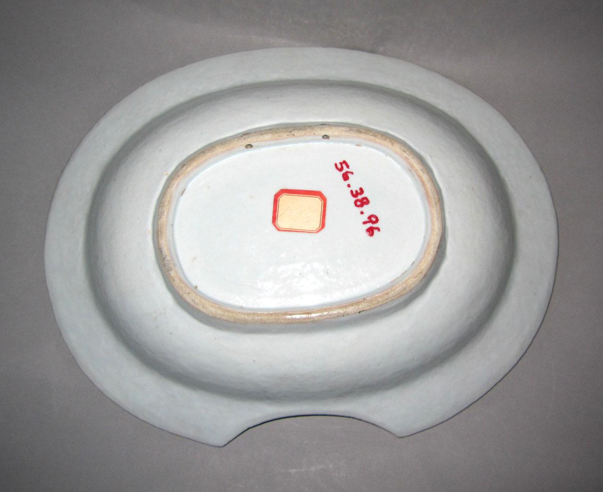 1956.0038.096 Porcelain apothecary bowl underside
