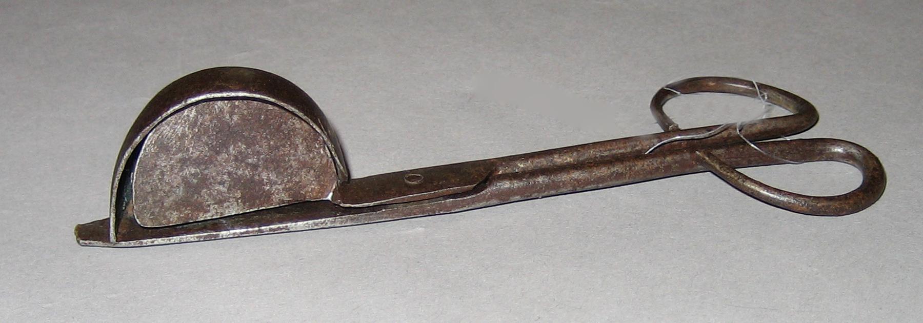 1965.2879 Snuffer