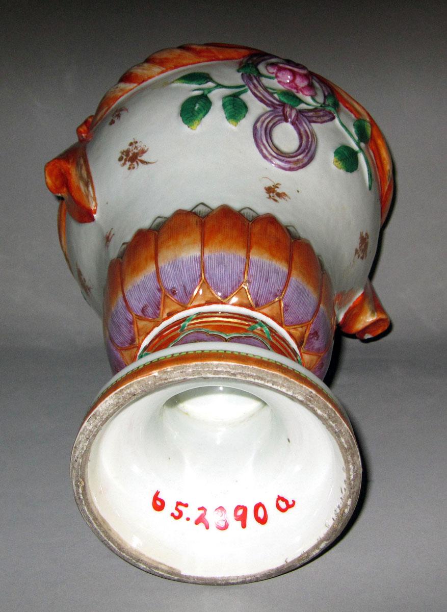 1965.2890 A Porcelain urn underside