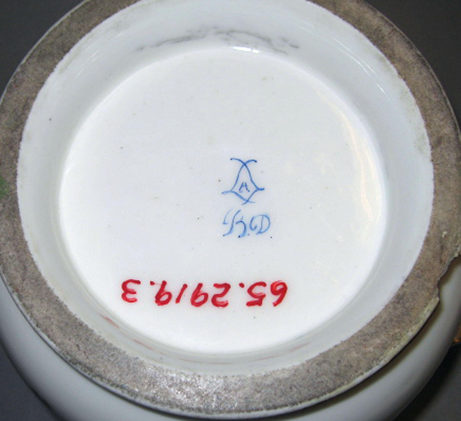 1965.2919.003 Sevres porcelain jardiniere (underside)