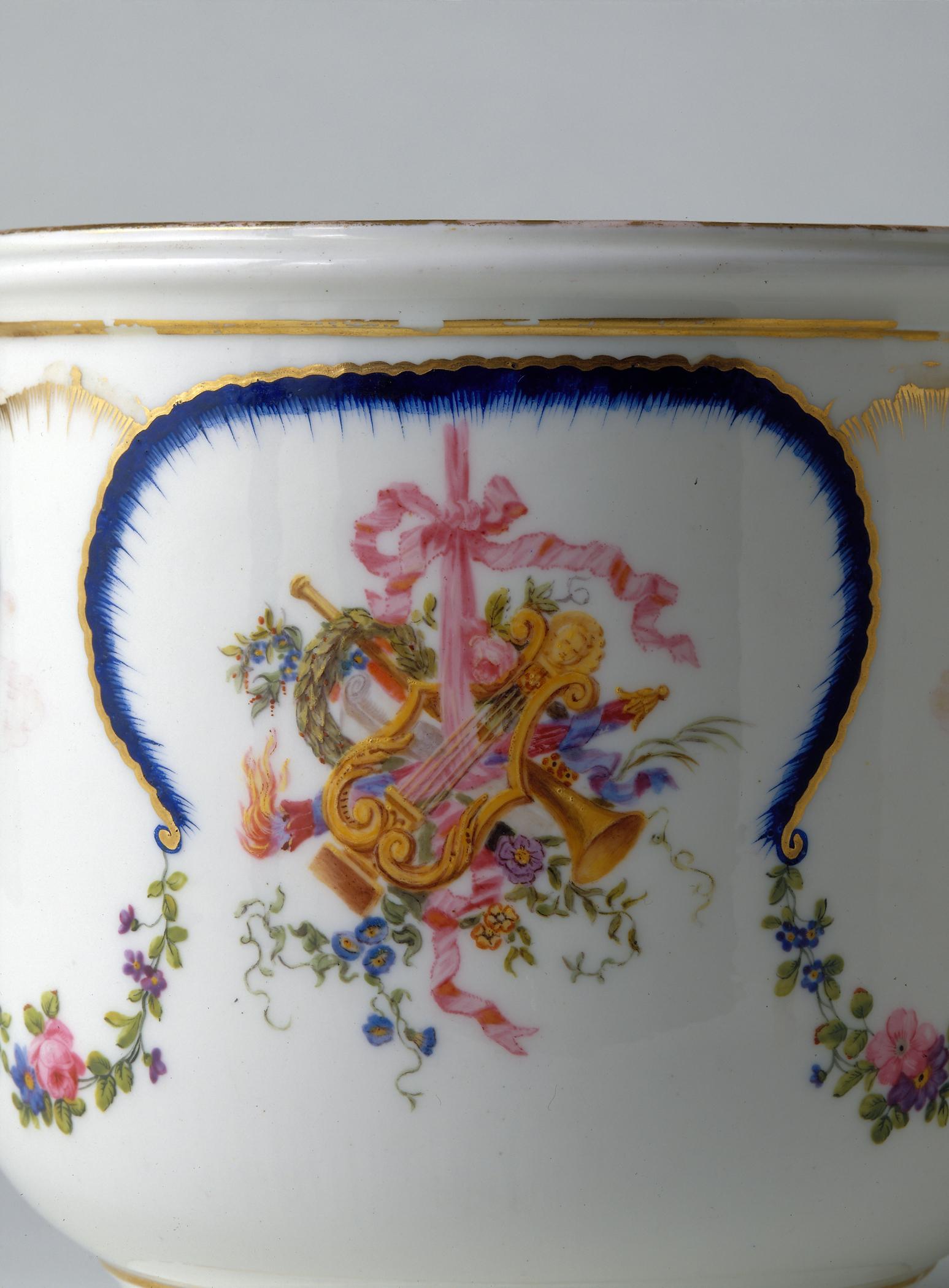 1965.2919.003 Sevres porcelain jardiniere (Detail 1)
