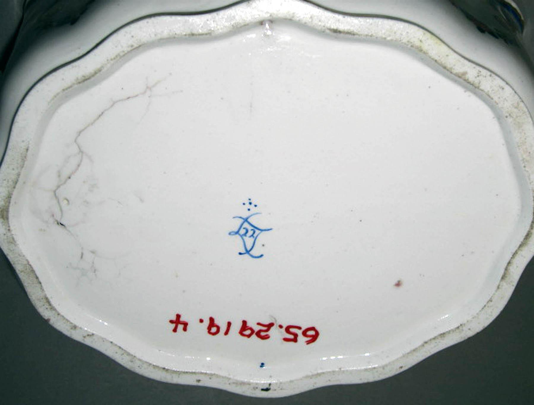 1965.2919.004 Porcelain monteith (underside)