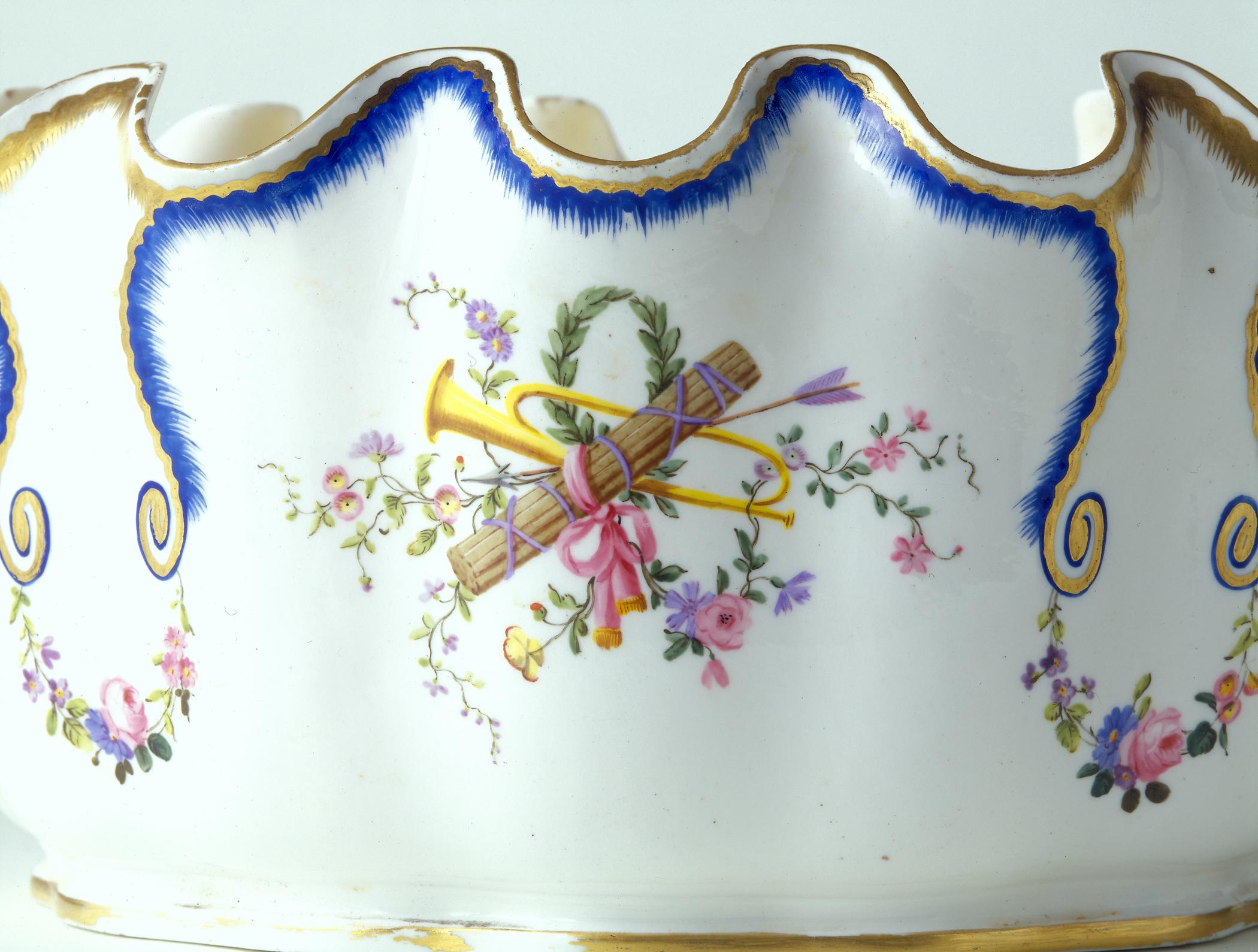 1965.2919.004 Porcelain monteith (Detail 1)