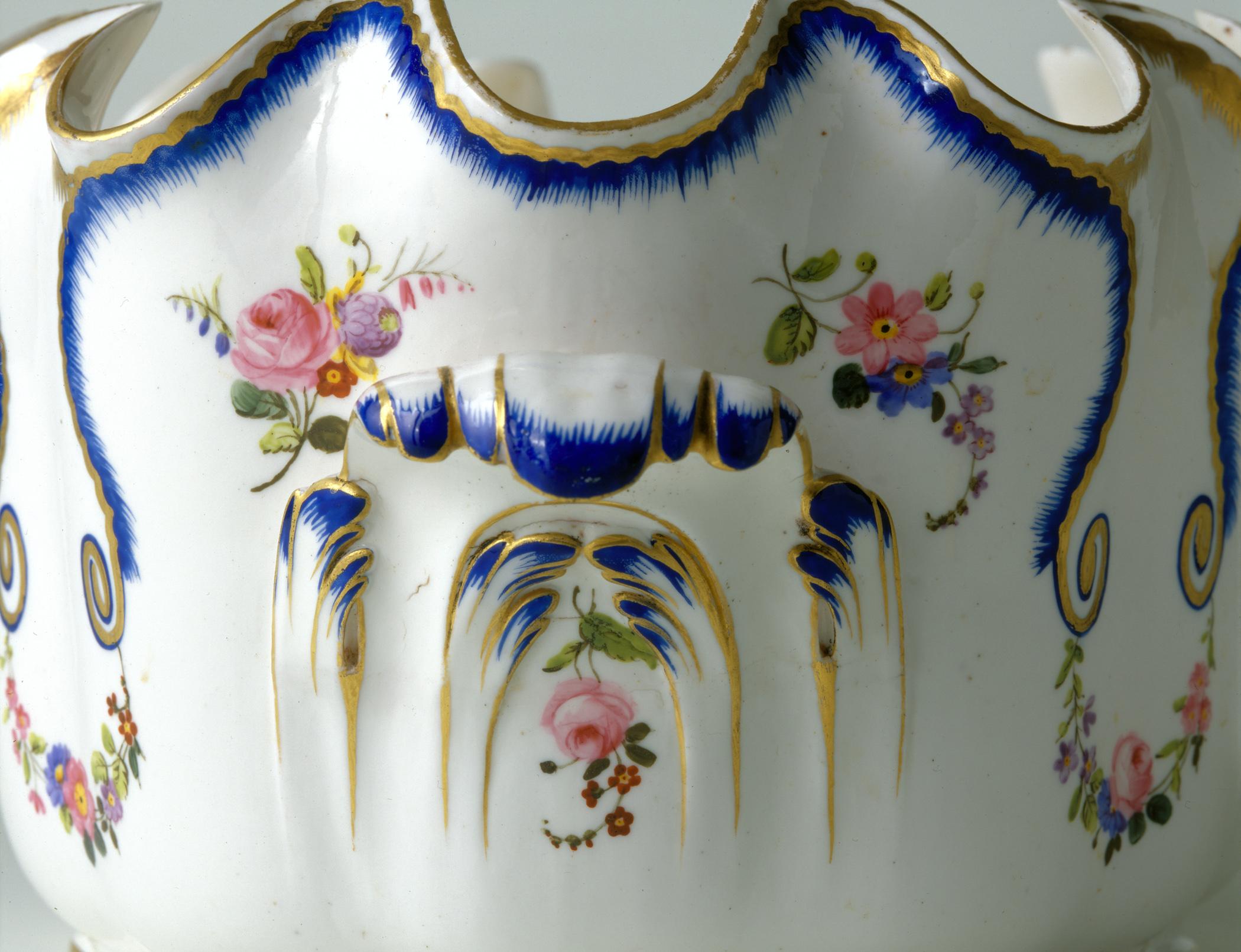 1965.2919.004 Porcelain monteith (Detail 3)