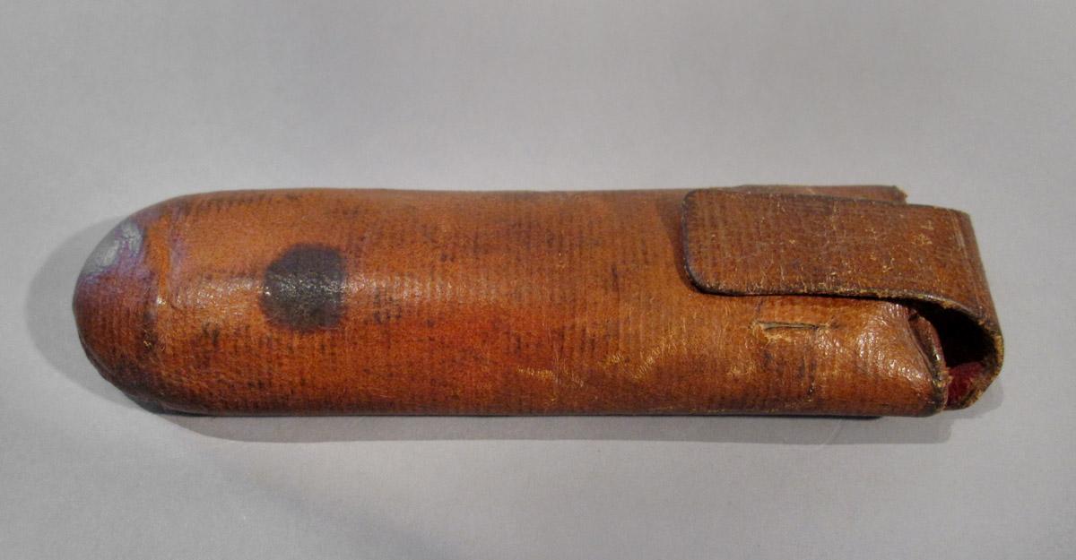 1965.2923 B Spectacles case, side 1