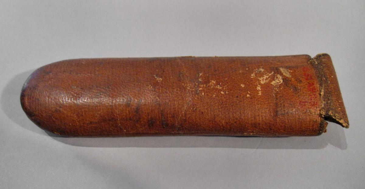 1965.2923 B Spectacles case, side 2