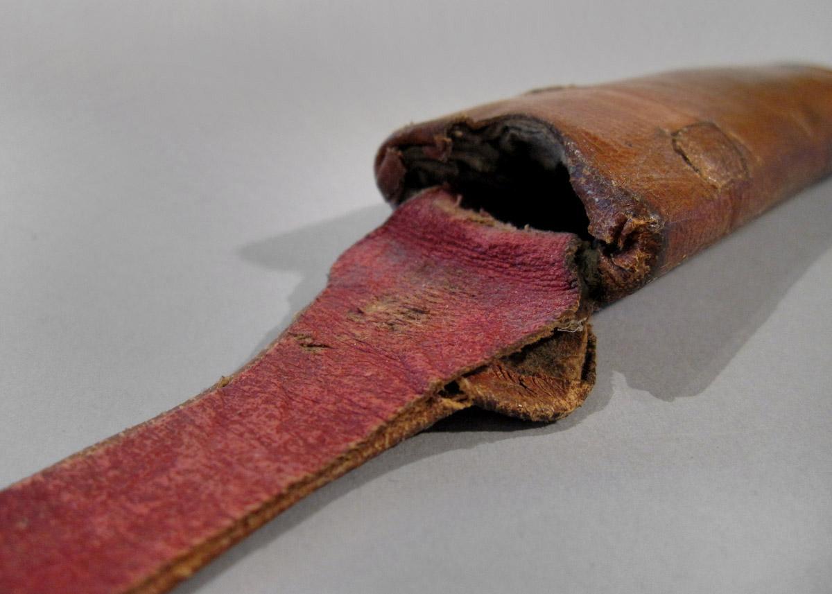 1965.2923 B Spectacles case, detail
