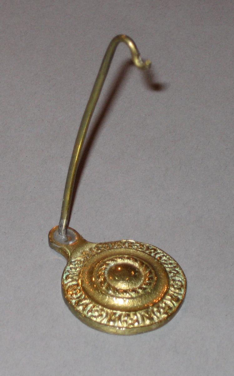 1965.2932 Medal stand