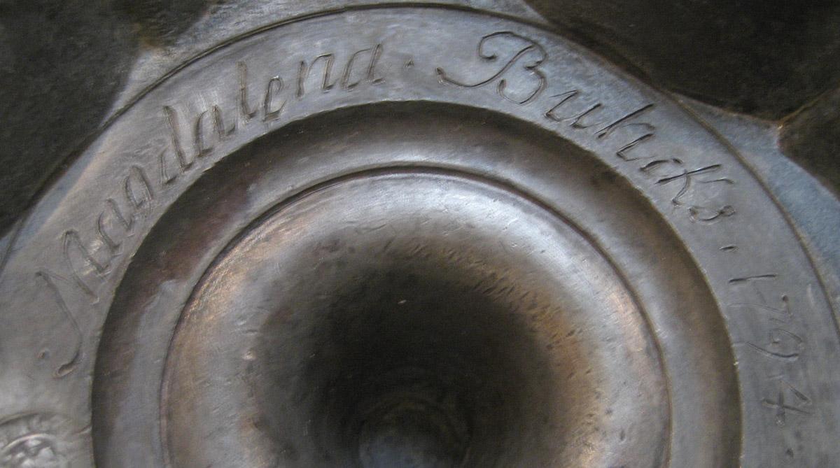 1956.0038.150 Candlestick (inscription)