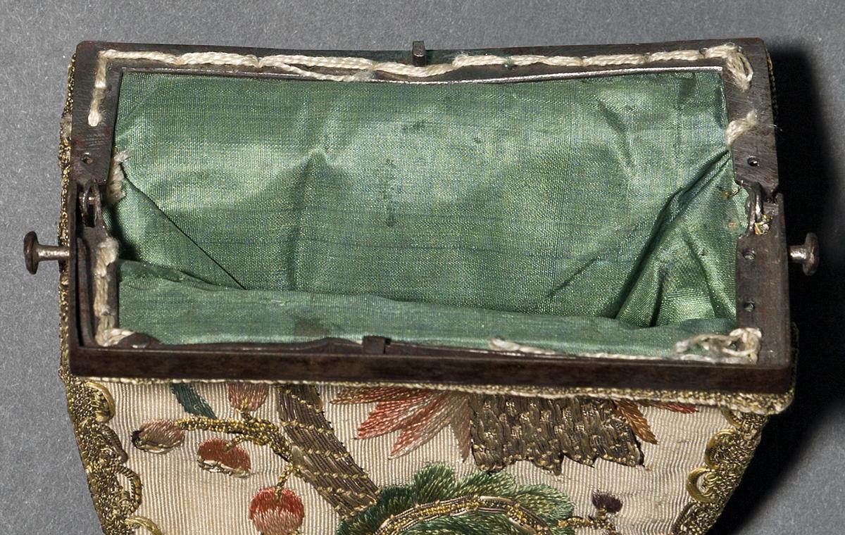1966.0157 Purse, Inside