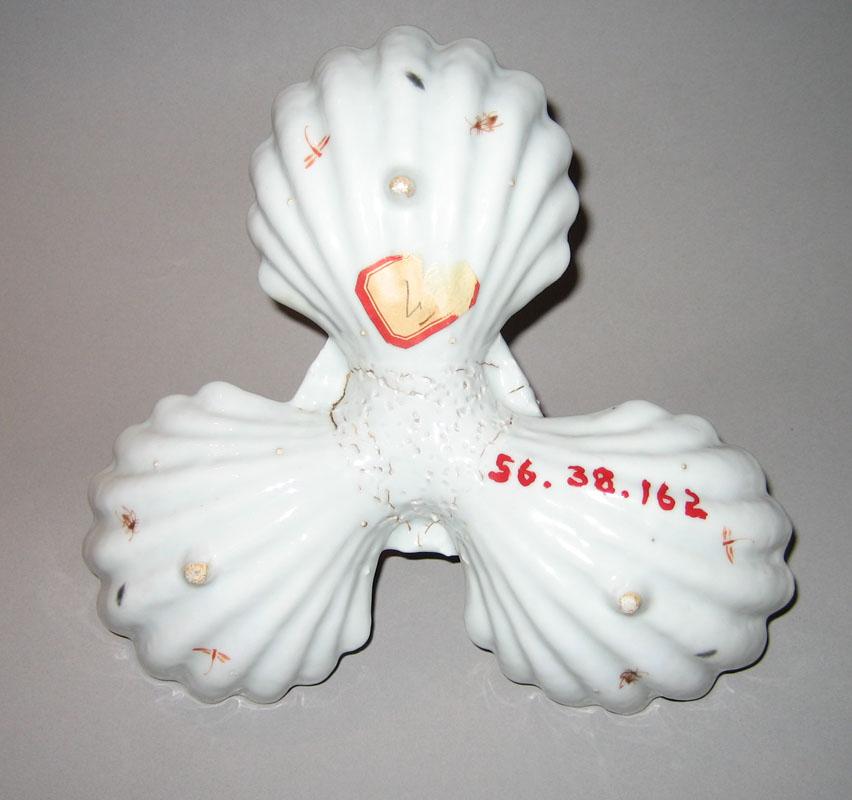 1956.0038.162 Dish underside