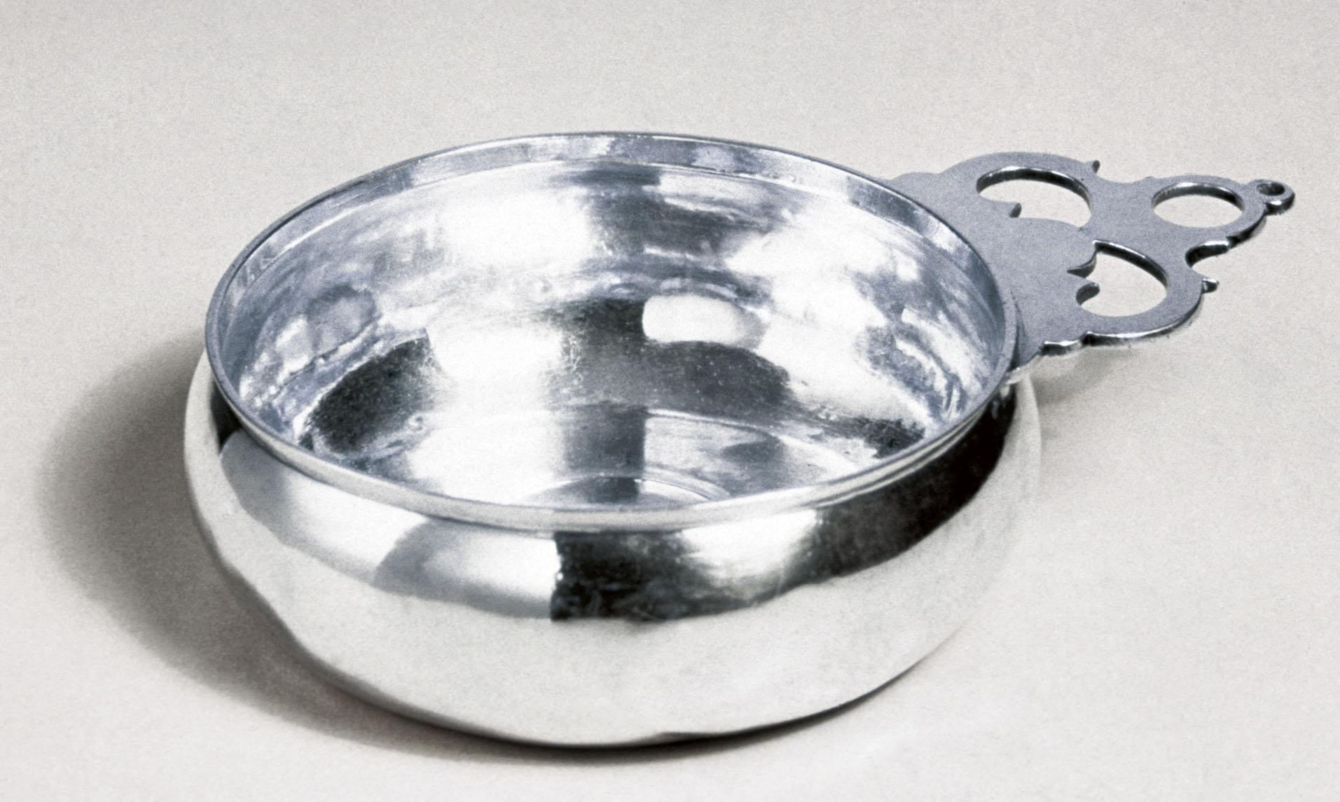 1956.0046.001 Porringer