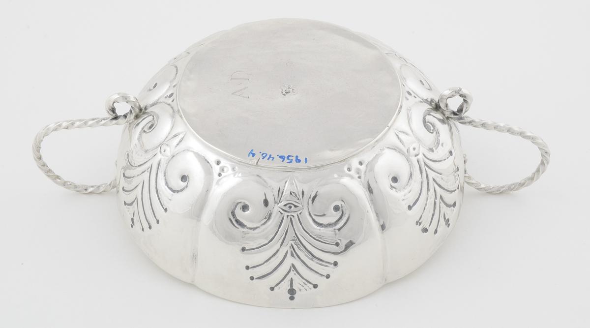 1956.0046.004 Silver Bowl underside