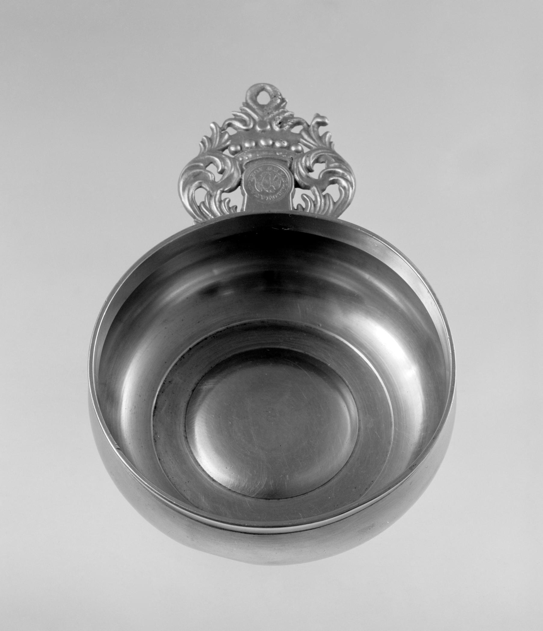 1956.0046.010 Pewter porringer