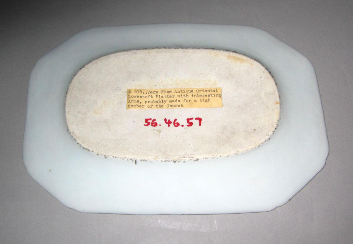 1956.0046.057 Porcelain platter underside