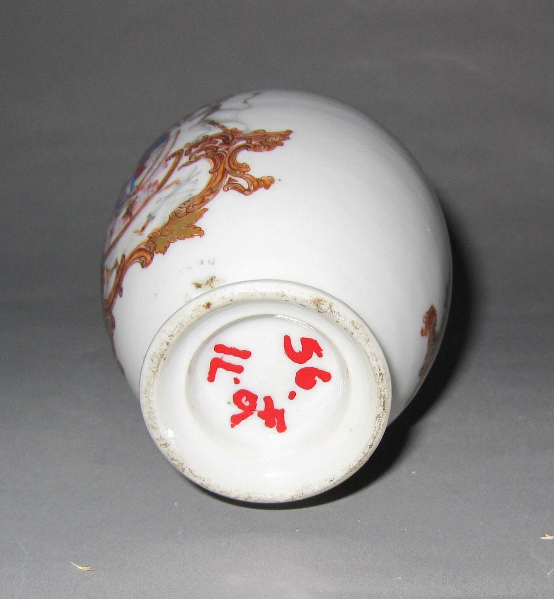 1956.0046.071 Porcelain tea cannister underside