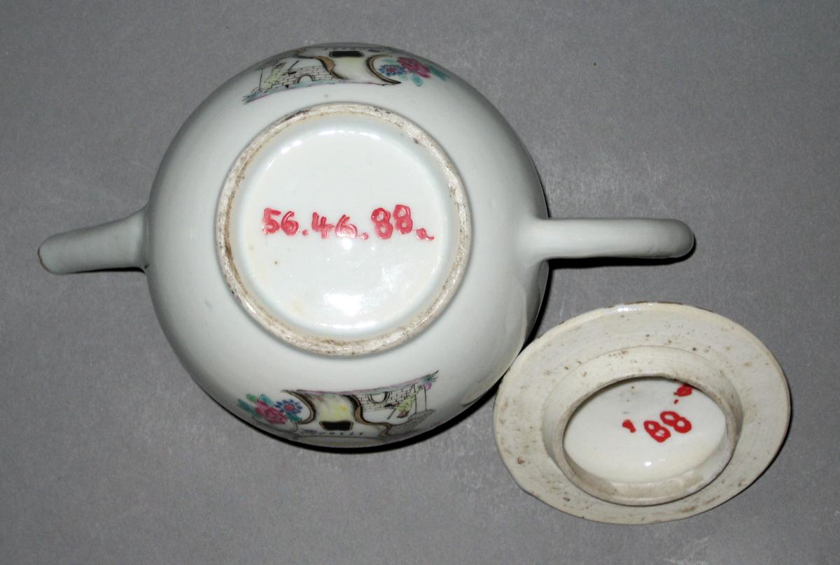 1956.0046.088 A, B Porcelain teapot, bottom