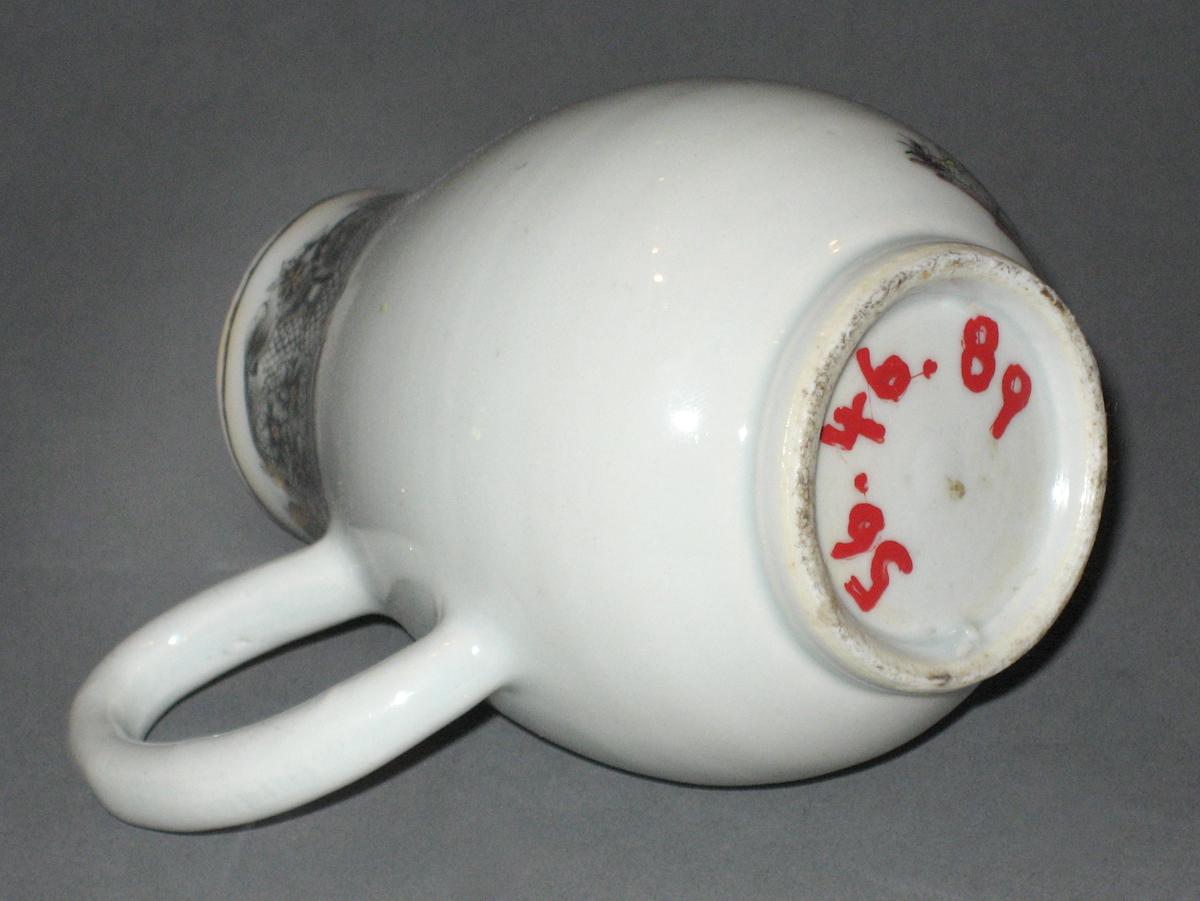 1956.0046.089 Porcelain jug, bottom