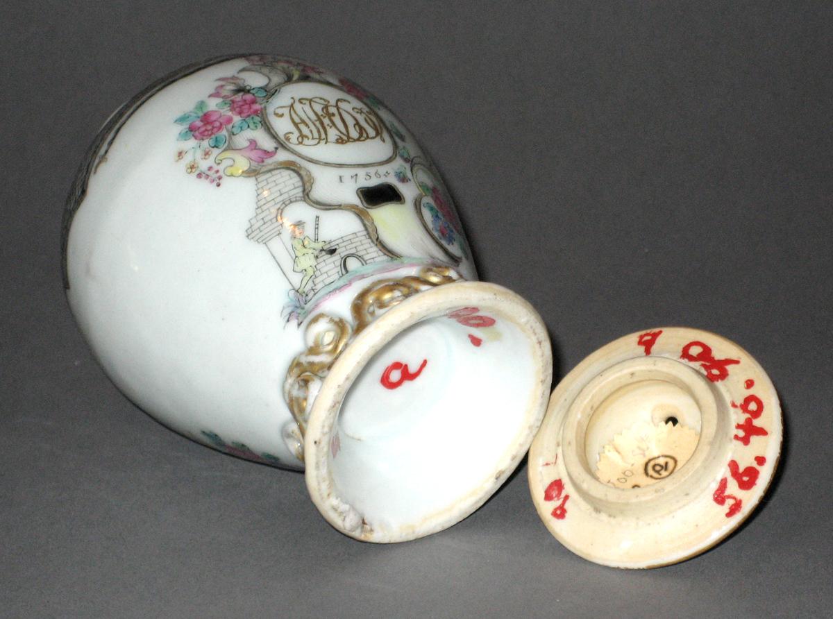 1956.0046.090 A, B Porcelain tea canister, bottom