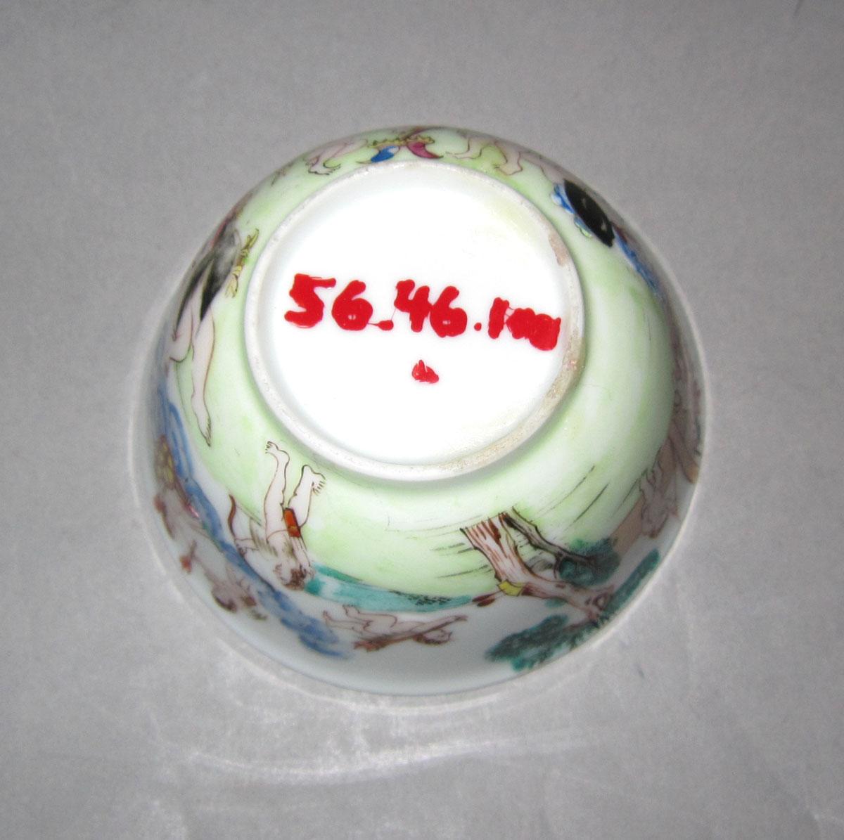 1956.0046.100 A Porcelain teabowl underside