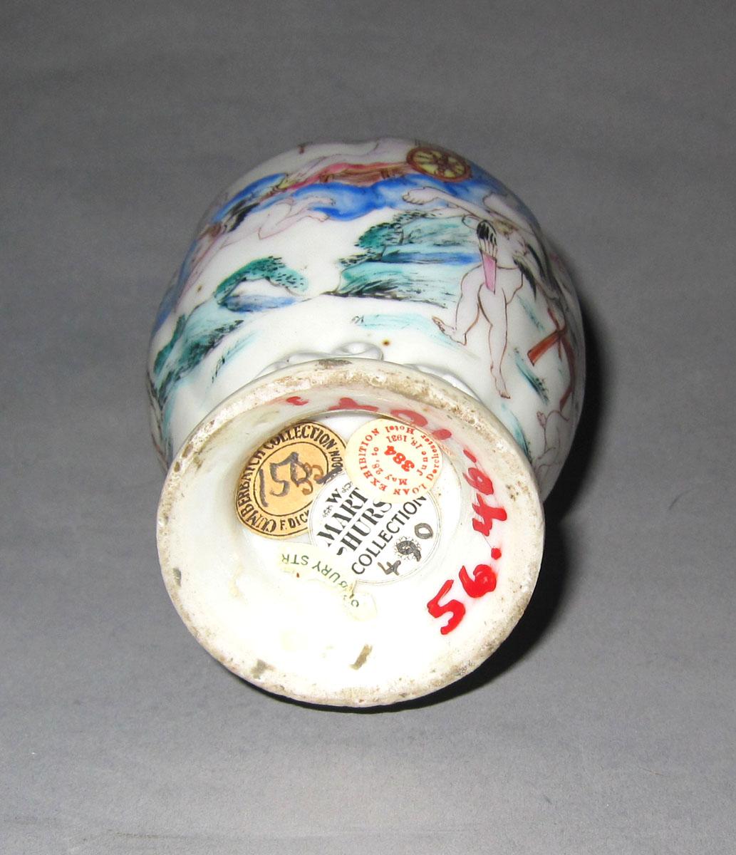 1956.0046.104 A, B Porcelain tea cannister underside