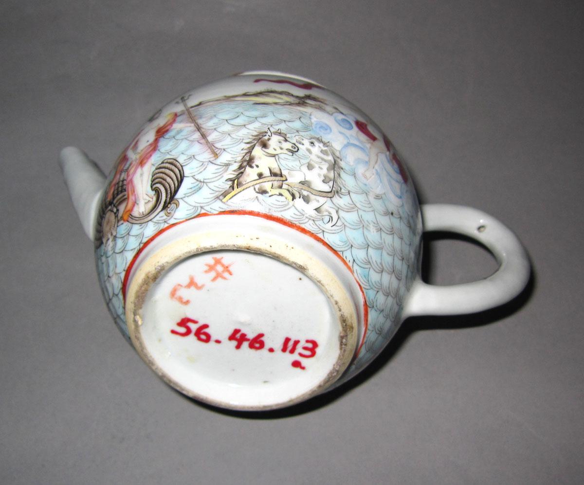 1956.0046.113 A, B Porcelain teapot underside