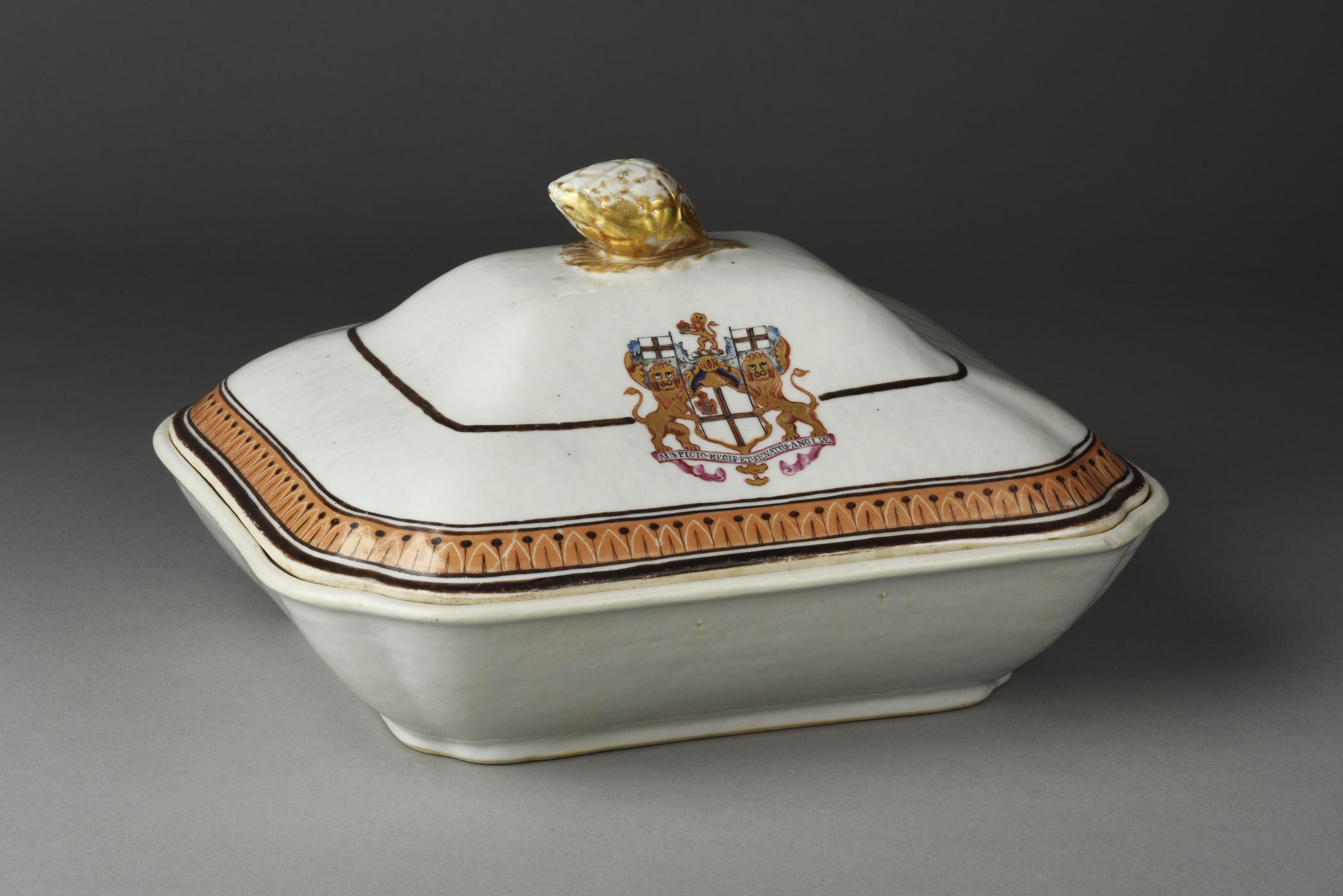 1956.0046.114 A Dish, B Lid, view 1