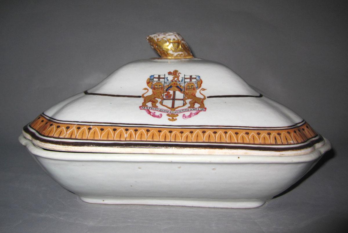 1956.0046.114 A,B Porcelain dish