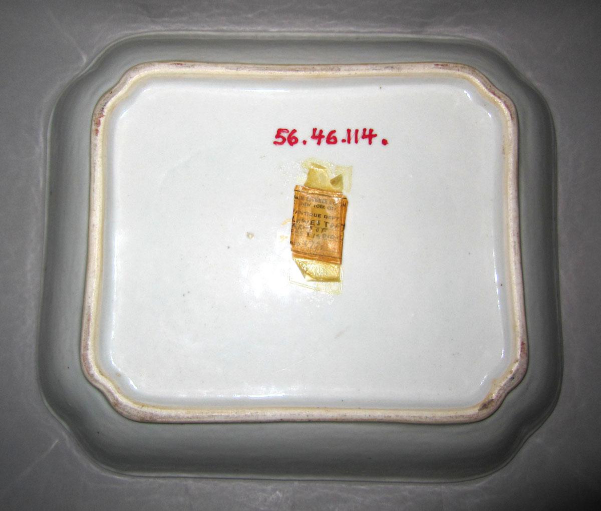 1956.0046.114 A Porcelain dish underside