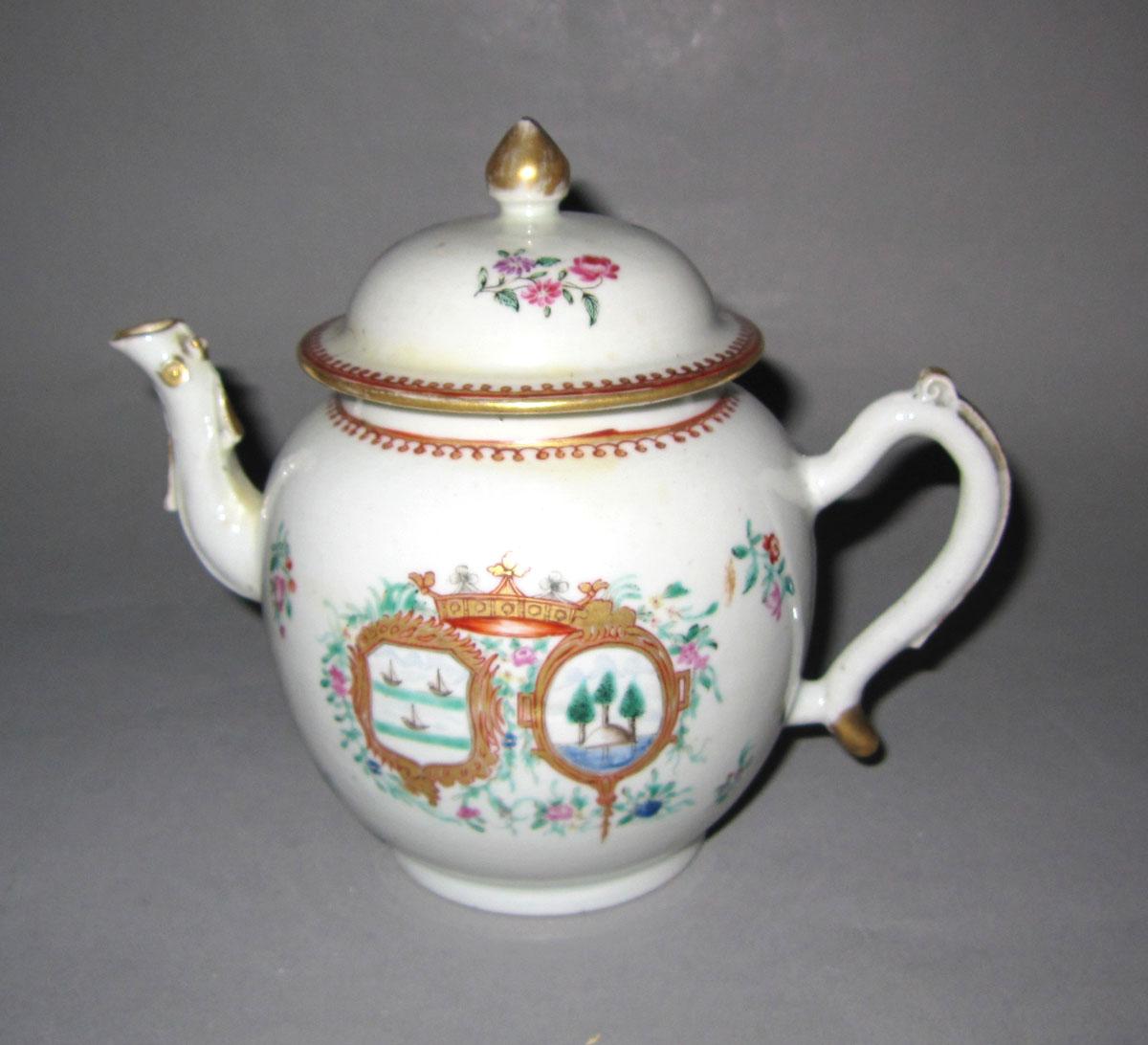 1956.0046.116 A, B Porcelain teapot