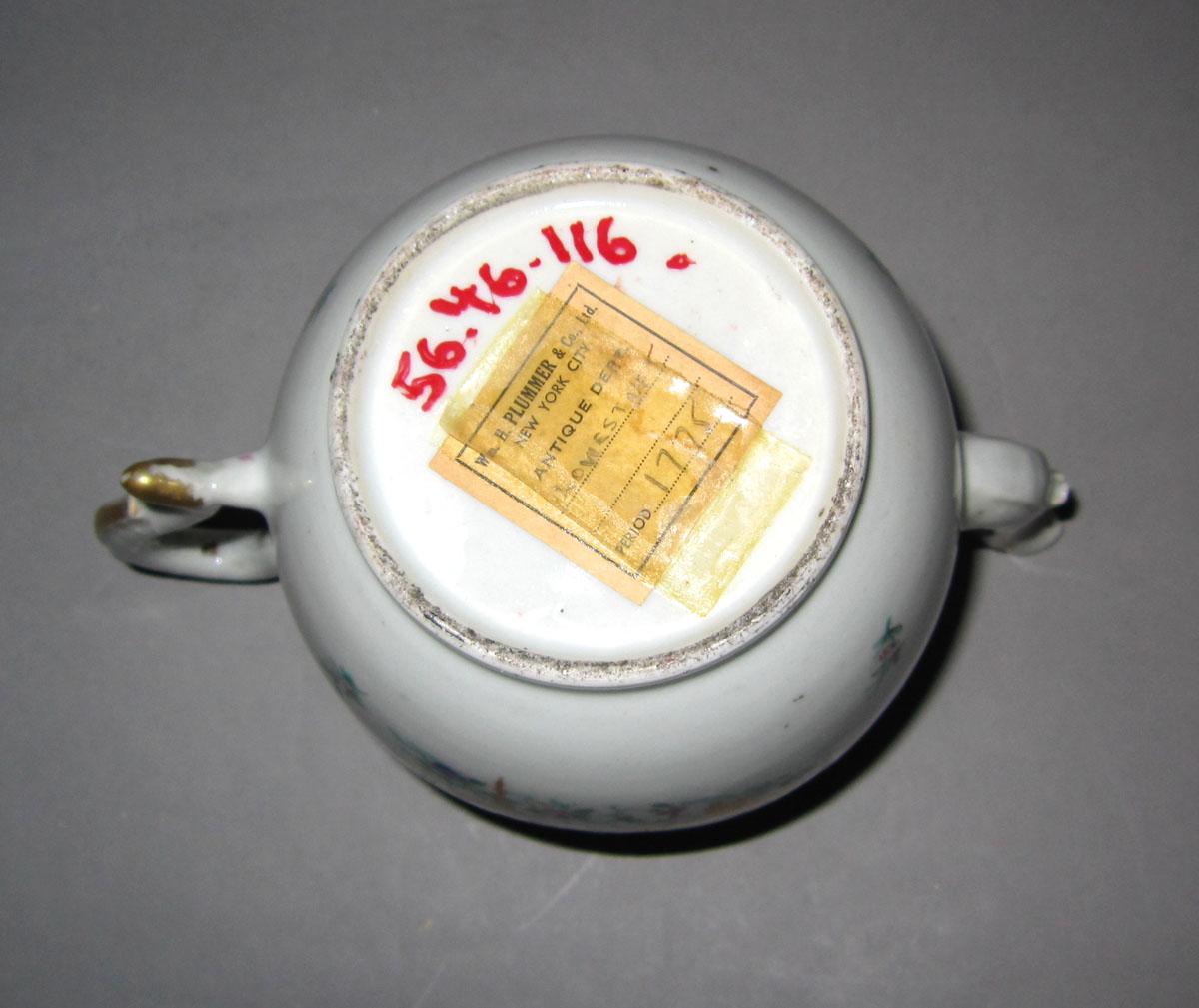 1956.0046.116 A Porcelain teapot underside