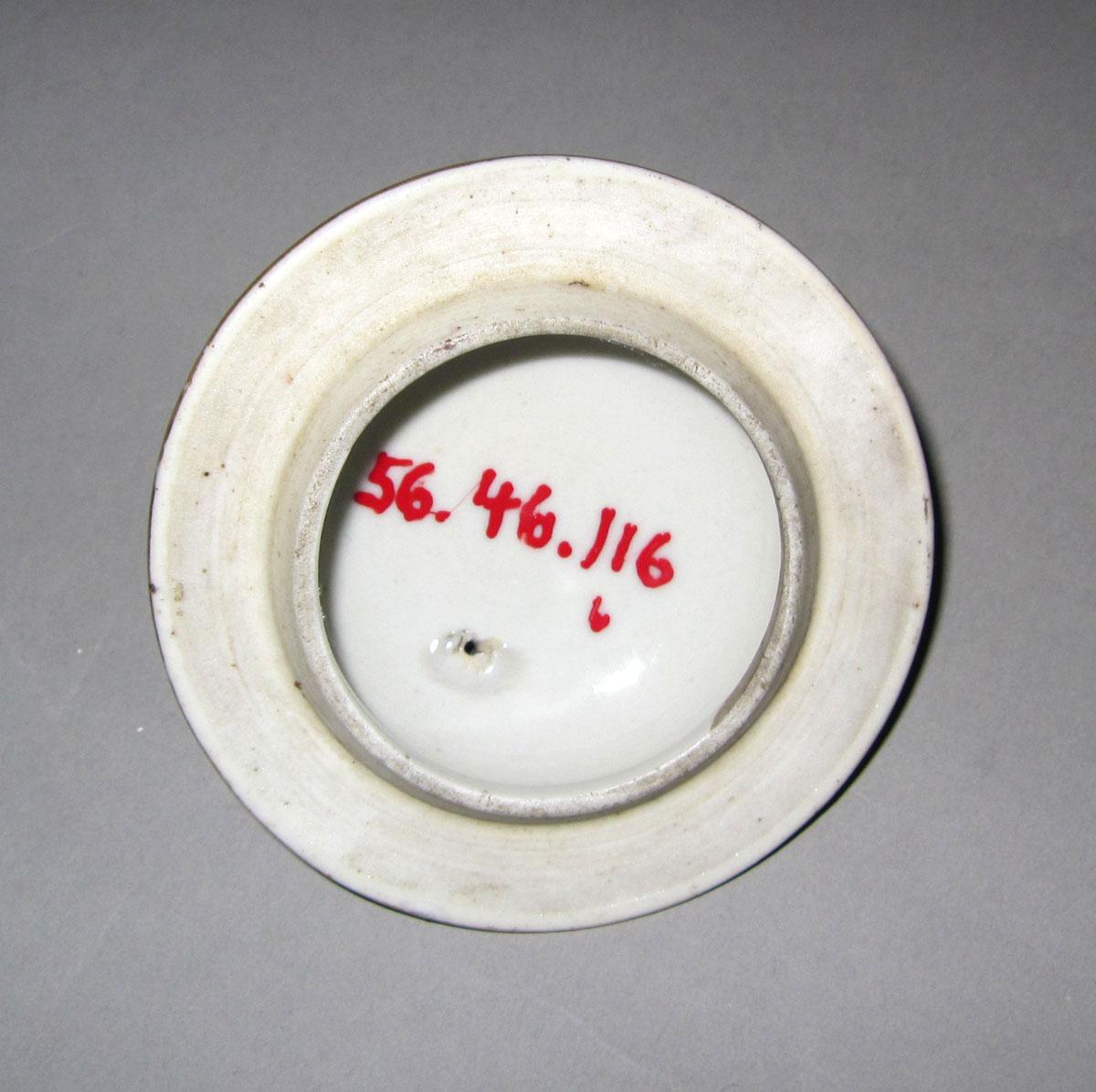1956.0046.116 B Porcelain teapot cover underside
