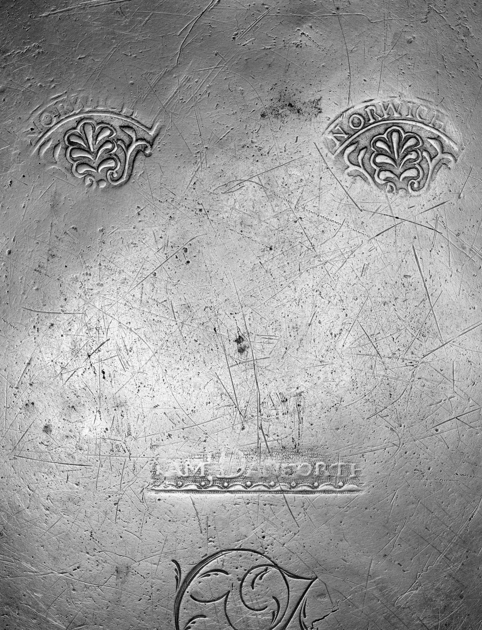 1956.0059.002 Pewter dish (mark)