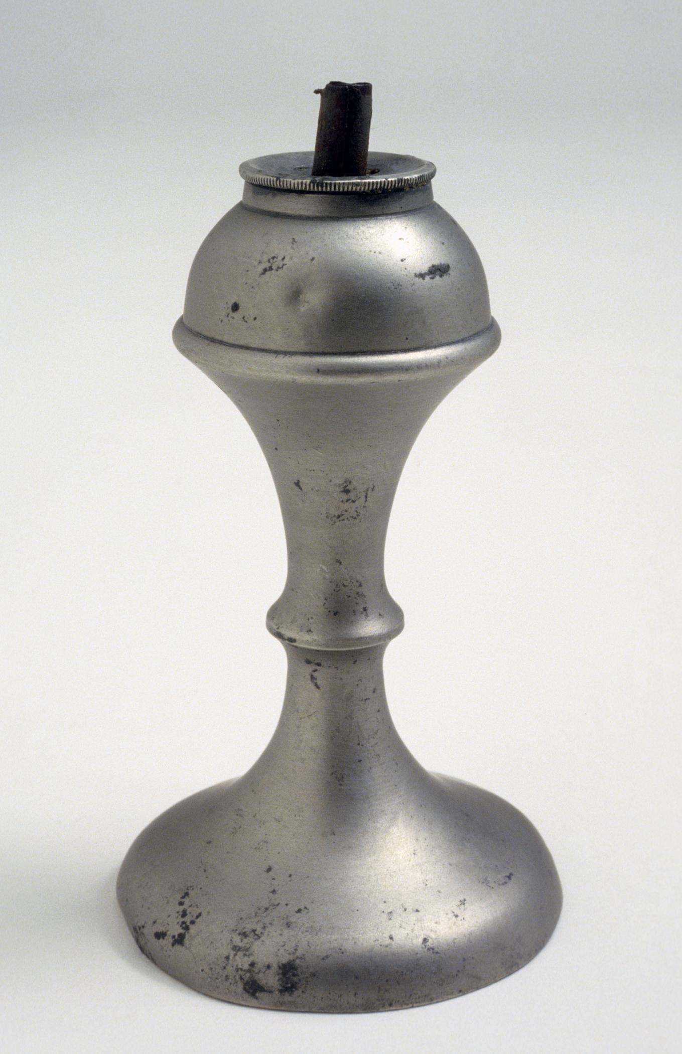 1956.0078.002 Pewter lamp