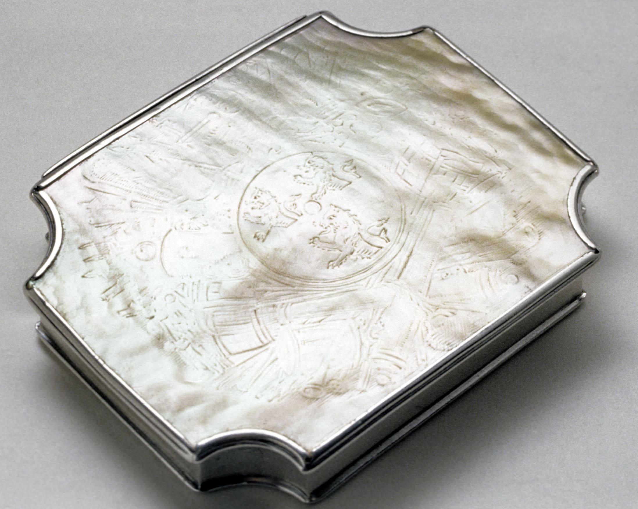 1956.0088.003 Box, Snuff box