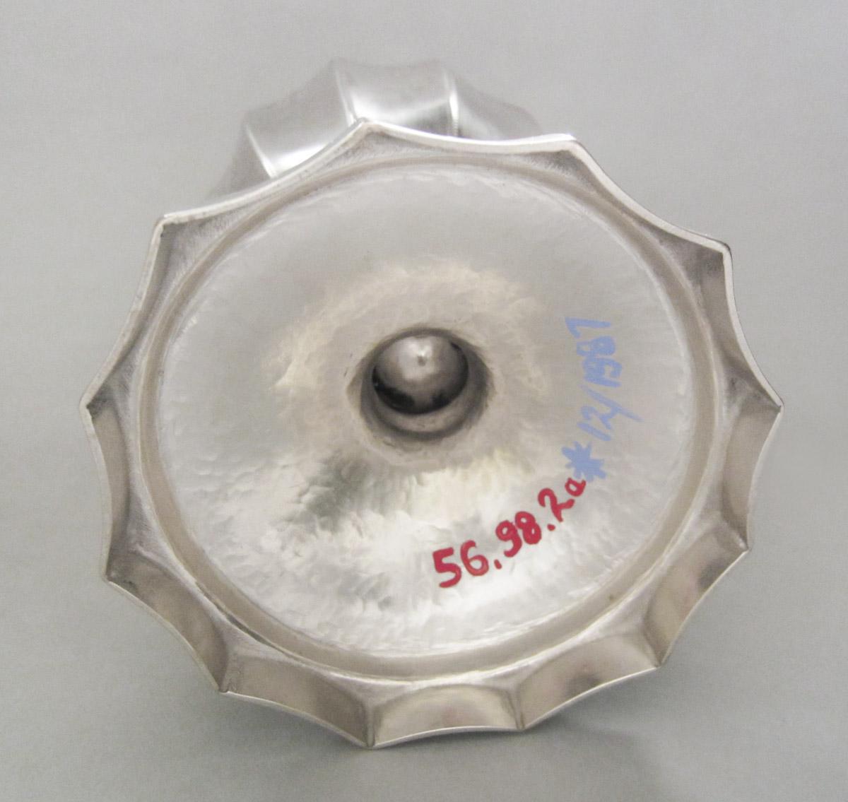 1956.0098.002 A Sugar bowl, underside