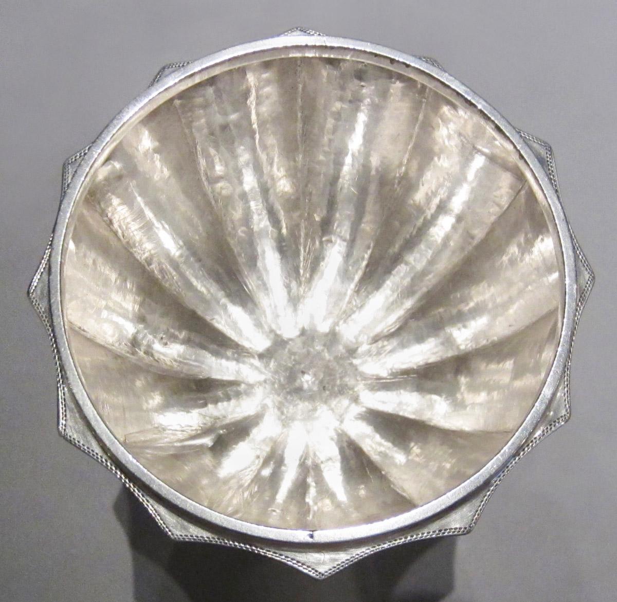 1956.0098.002 A Sugar bowl, interior