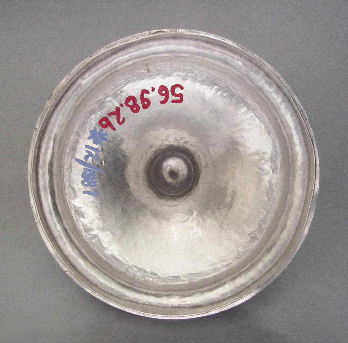 1956.0098.002 B Sugar bowl, lid, underside
