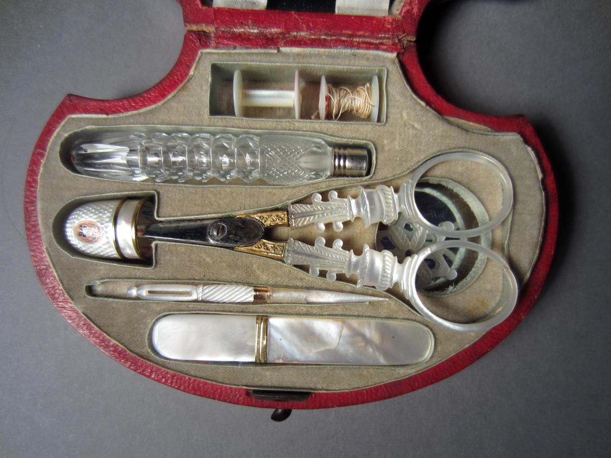 1956.0510 A-I Sewing case, Open