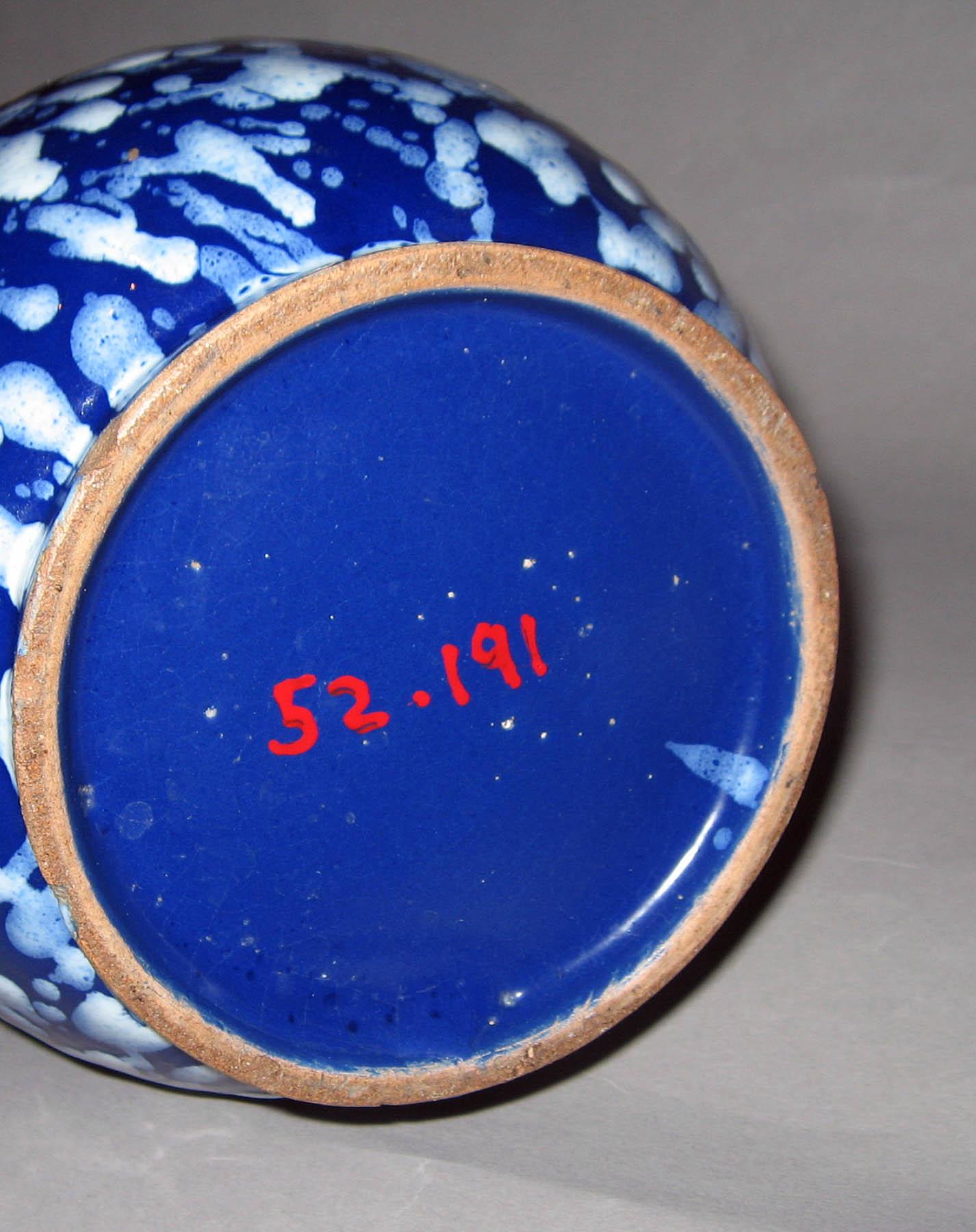 1952.0191 Earthenware vase (underside)