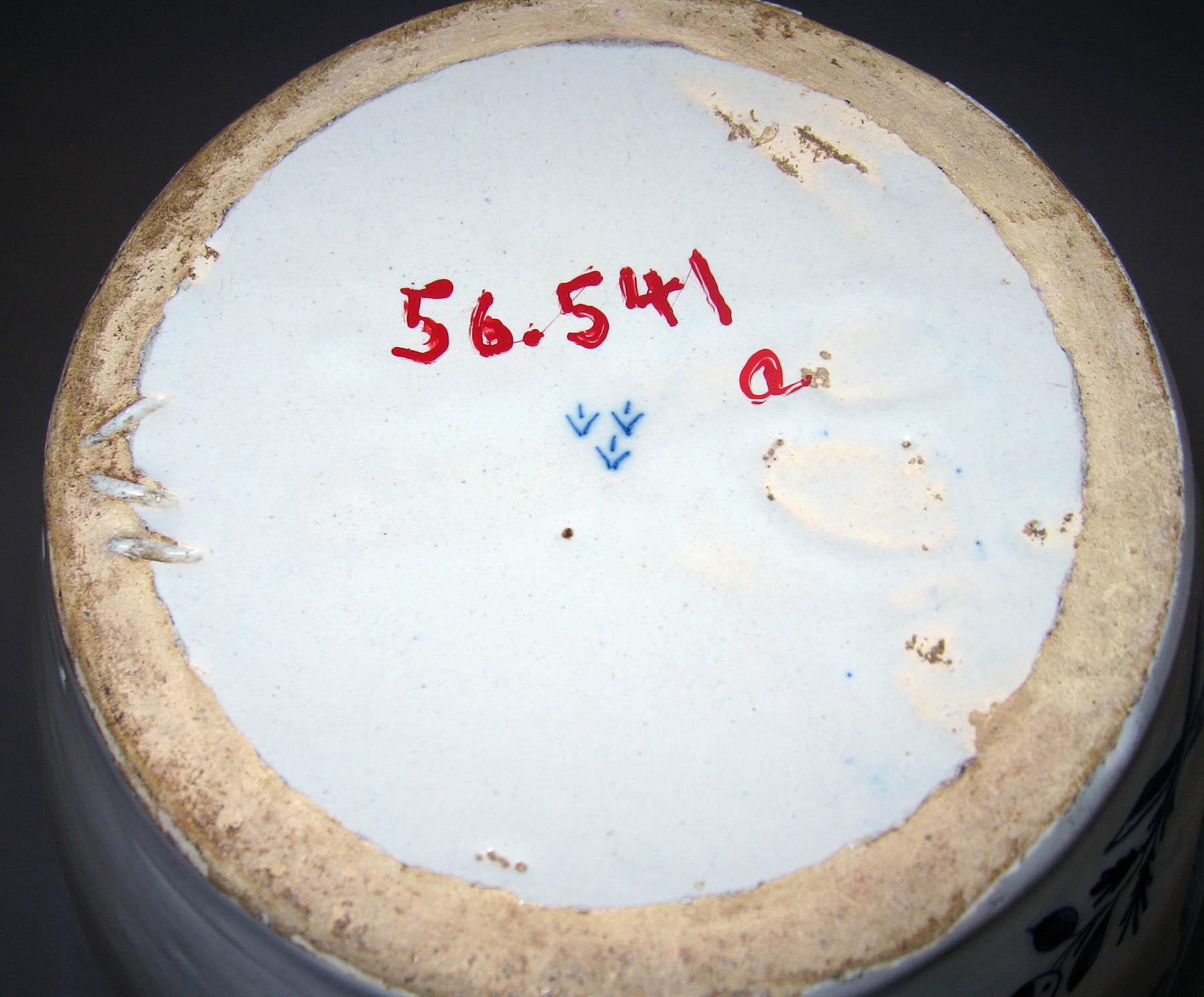 1956.0541 A Earthenware tobacco jar (underside)